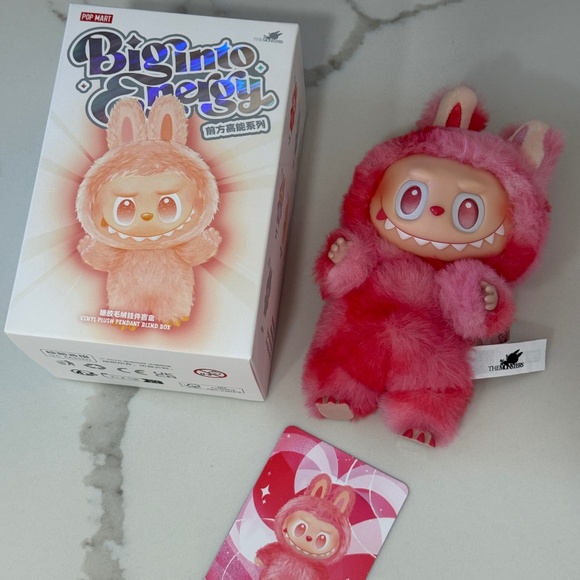 THE MONSTERS Big into Energy Series - Vinyl Plush Pendant LOVE - Picture 1 of 4